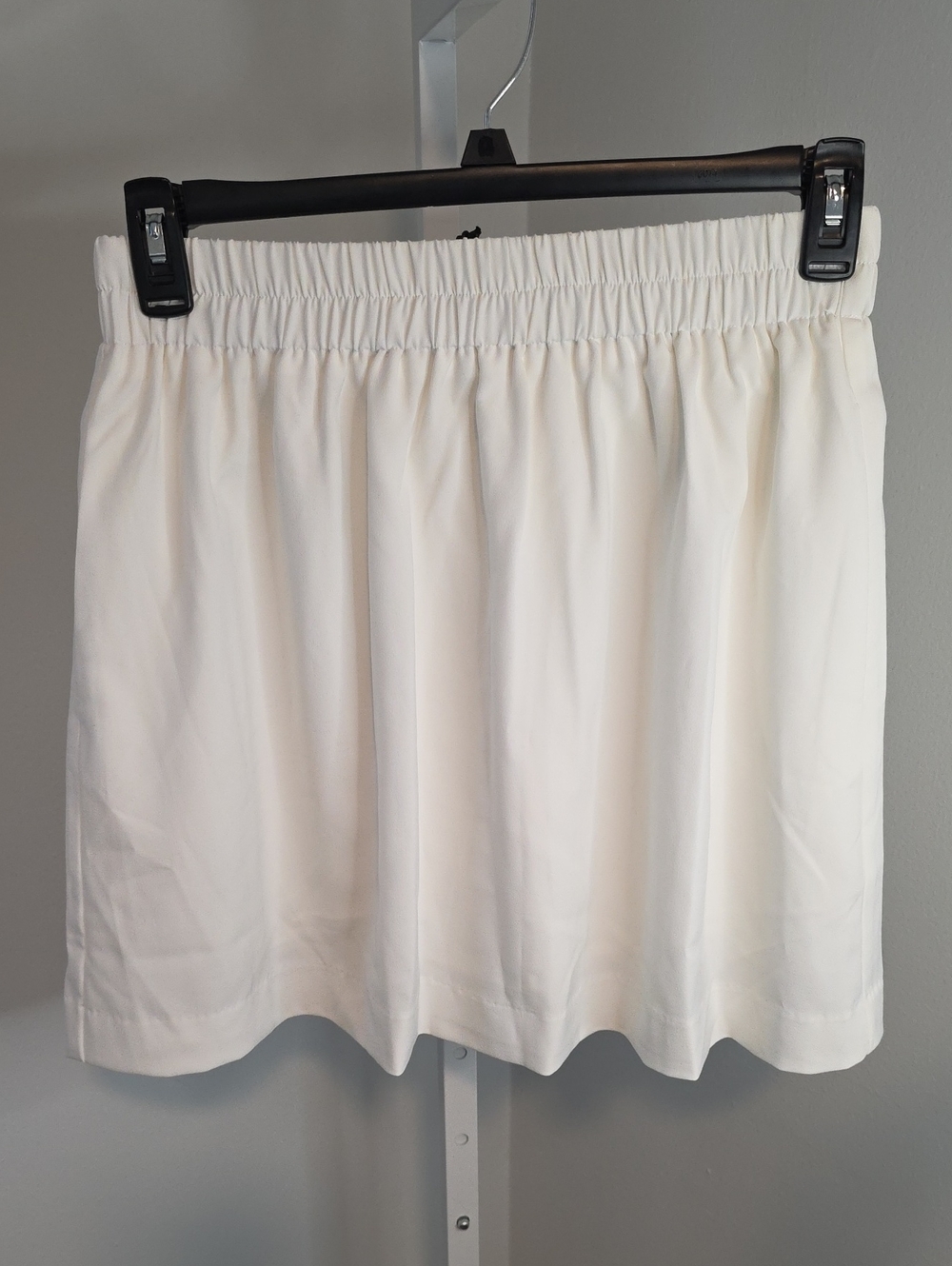 🆕️ Line & Dot Lined Slip-on Mini Skirt / White / Medium